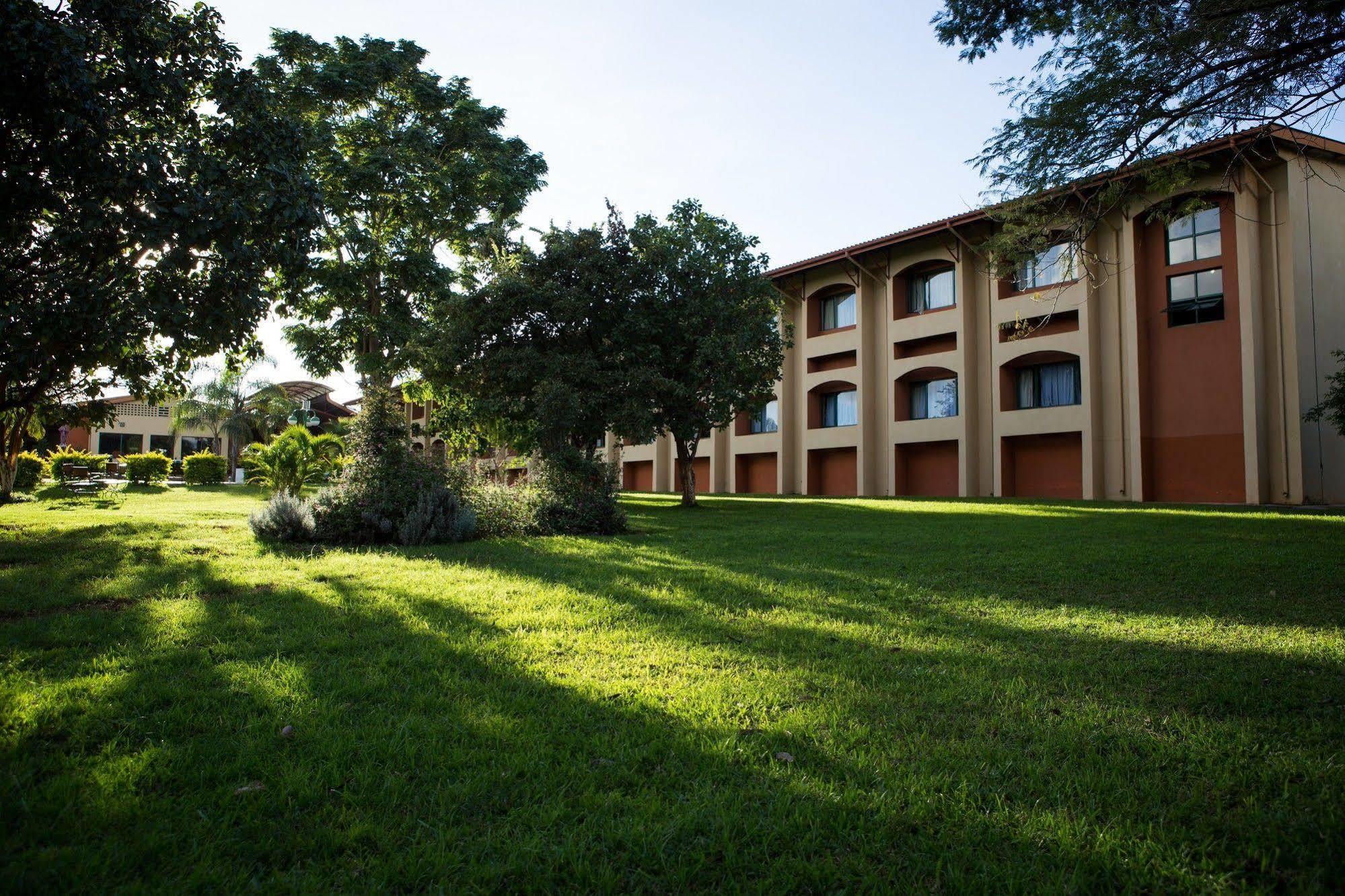 M'Kango Golfview Hotel Lusaka Dış mekan fotoğraf