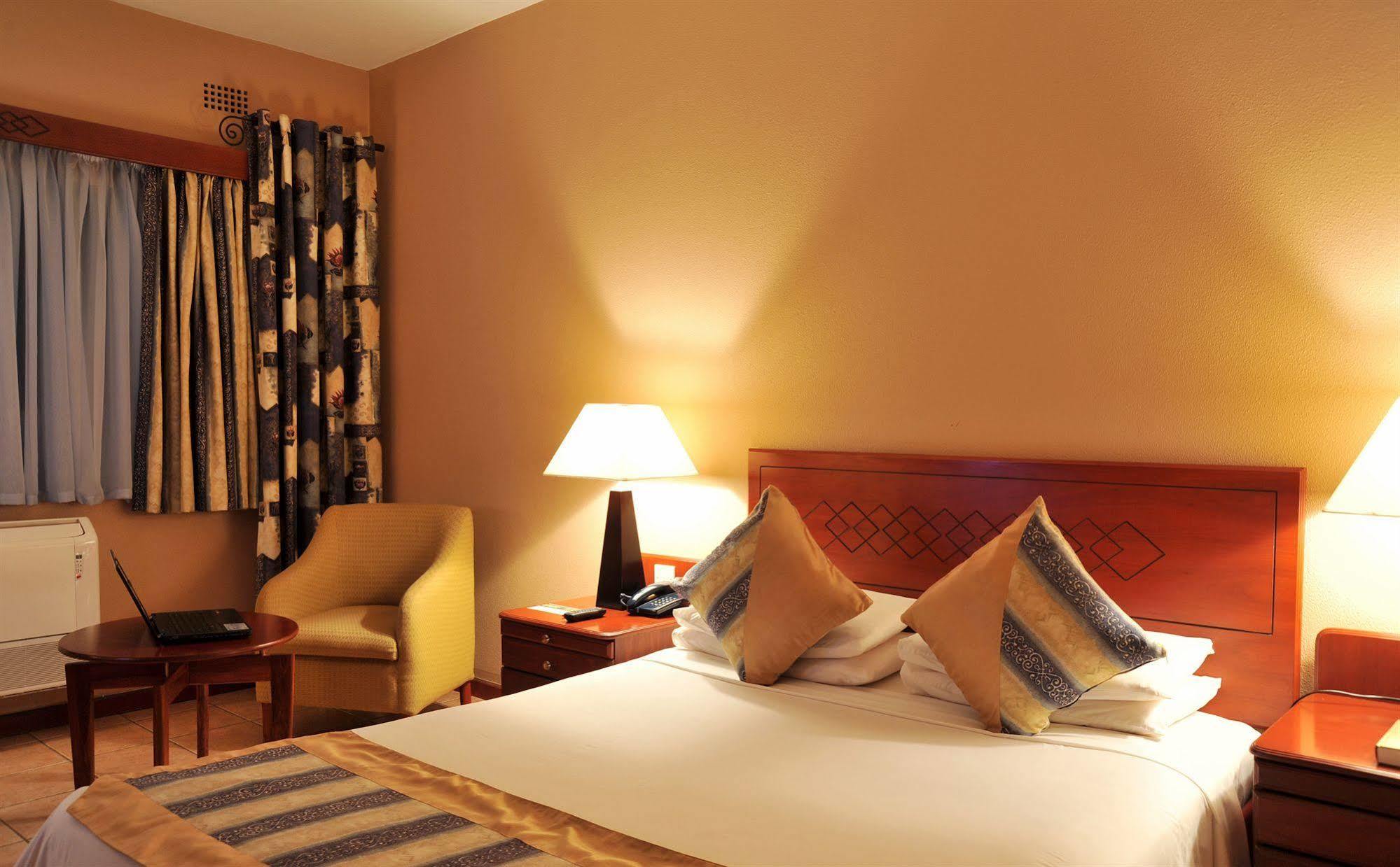 M'Kango Golfview Hotel Lusaka Dış mekan fotoğraf